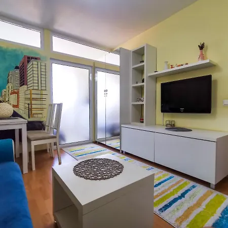 Charming Modern Apartment, Minutes From Downtown Apartment *