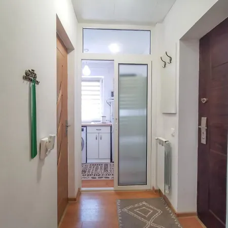Charming Modern Apartment, Minutes From Downtown *